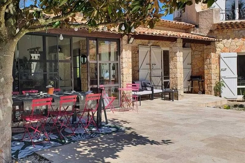 Pleasant house in the south of France for 12 people