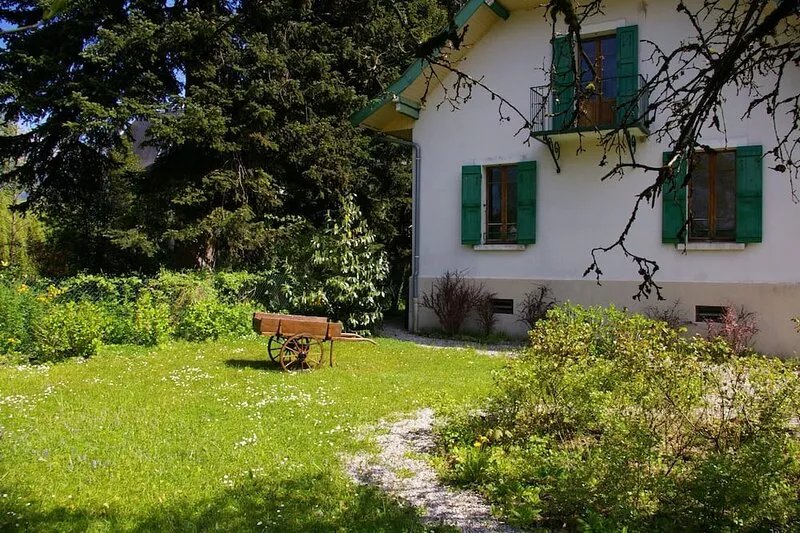 ST-JORIOZ, maison de famille, 500m du Lac, 10M de la piste cyclable, 10pers