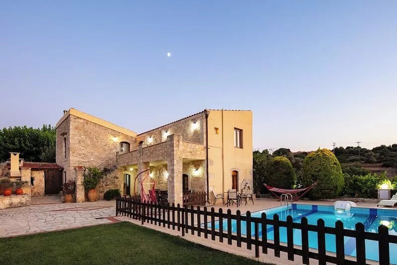 Traditional Villa With 4 Bedrooms, Fenced Pool and Amazing Gardens!