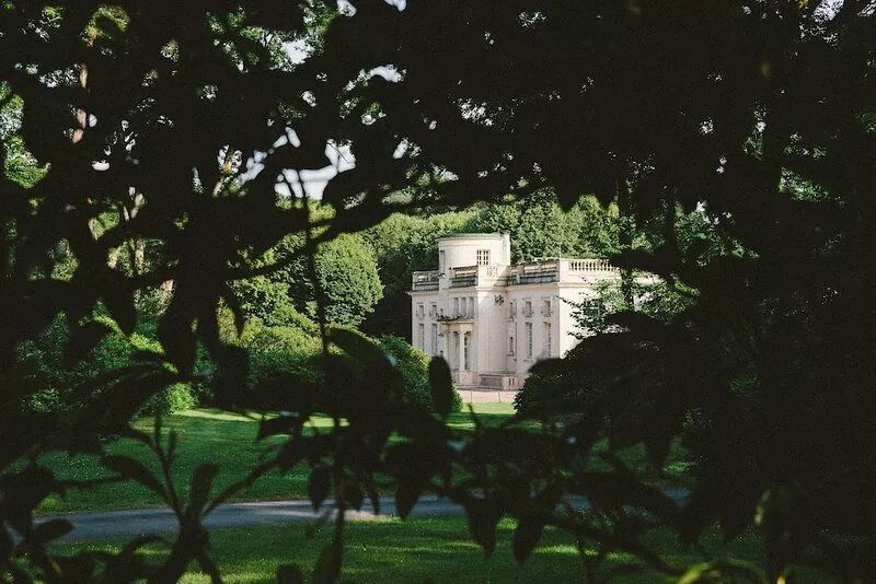 House with terrace and large wooded garden in private residential estate