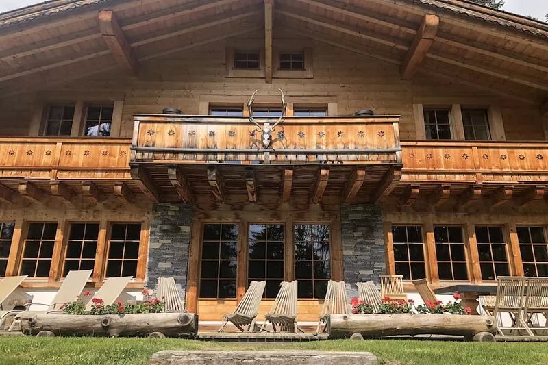 Charming Mountain Ski Chalet in the Swiss Alpes ski in/out