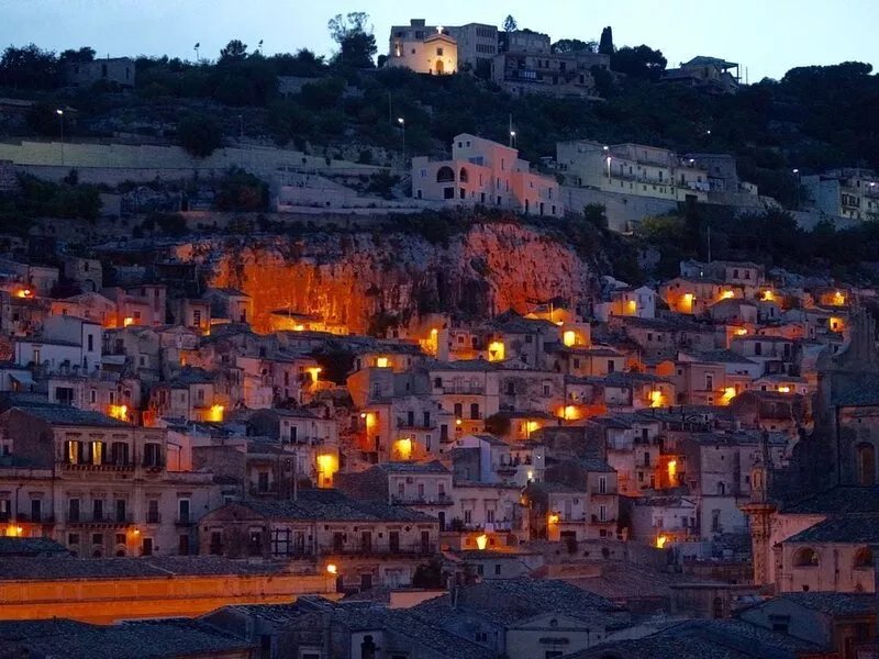 Beautifully Restored Heritage Home With A Panoramic View Of Modica Bassa.