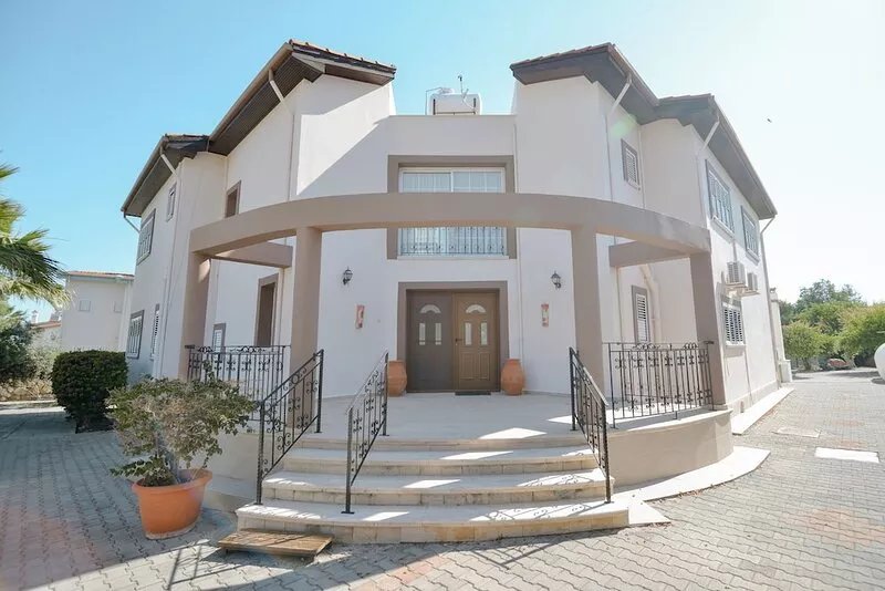 Spacious Detached Villa in peaceful setting 5 min from the Beach