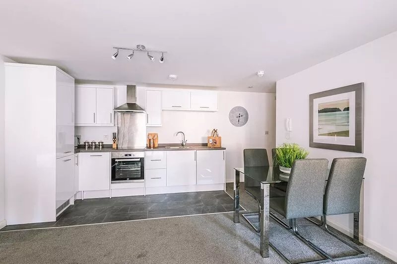 2 Bed Boutique Apartment with free Parking  - sleeps 4 guests  in 2 bedrooms