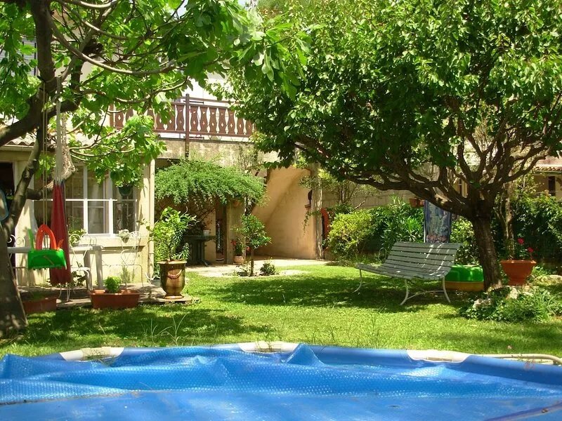 GRAND STUDIO CLIMATISE, INDEPENDANT DANS VILLA AVEC JARDIN, Tranquility assured