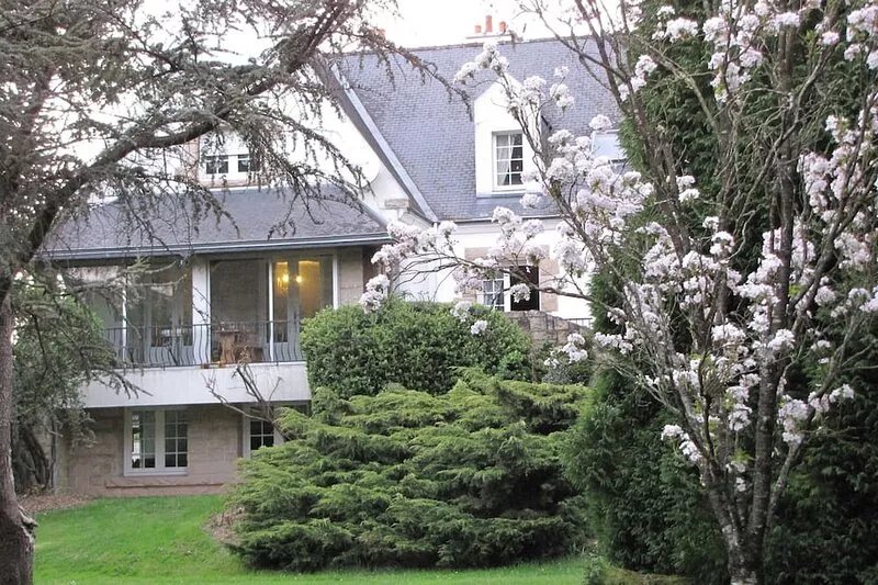 Cottage Rental 90 m² with its beautiful park of 4000 m² and beautiful trees.