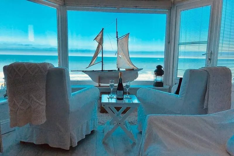Stylish Beach House Apartment with Fabulous Sea Views