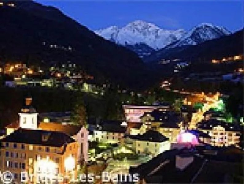 SAVOIE . SKI THE TROIS VALLEES.  DUPLEX * * * * STARS.  3 ROOMS.   70m2