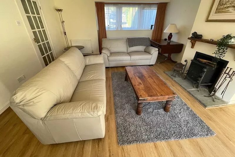 Oak Cottage, a luxury cottage 4 bed cosy sleeps 8, dogs very welcome
