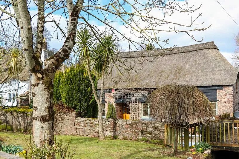 MEADOW THATCH, pet friendly, with a garden in Cockington