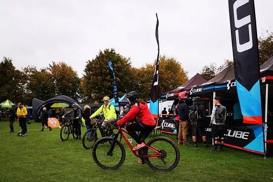J E James Cycles - Bike Hire