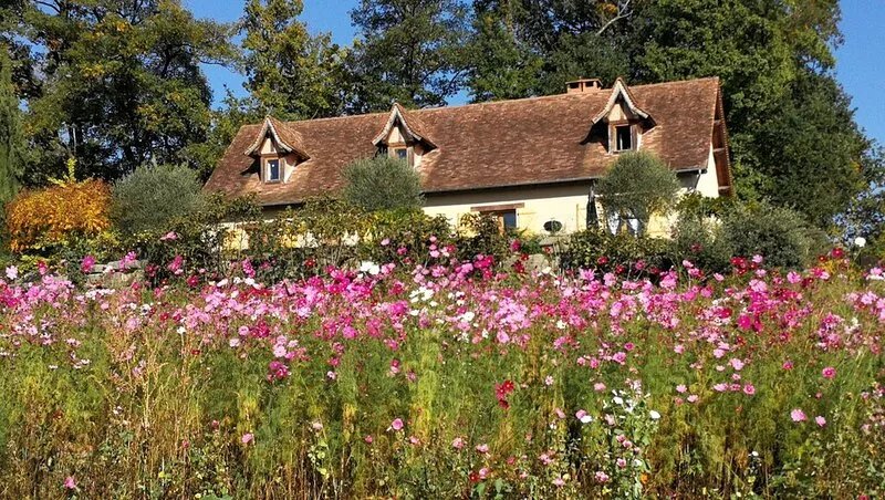 5mn from FIGEAC 2 character houses sleeping 12 with swimming pool and AIR