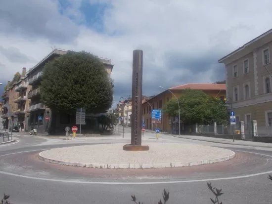 Arnaldo Pomodoro – Colonna del Viaggiatore