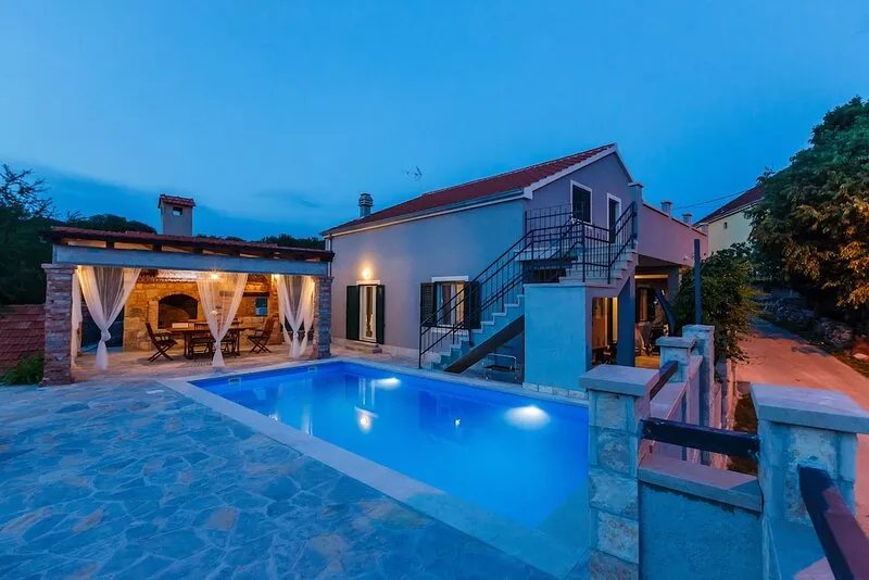 Villa Laurosa provide to you  traditional Dalmatian style in the peaceful nature