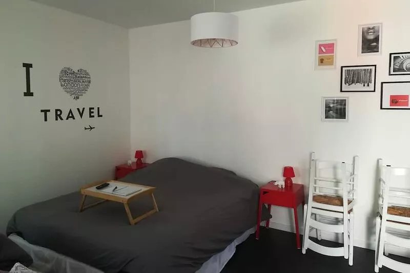 Independent studio with garden, near cathedral of Reims