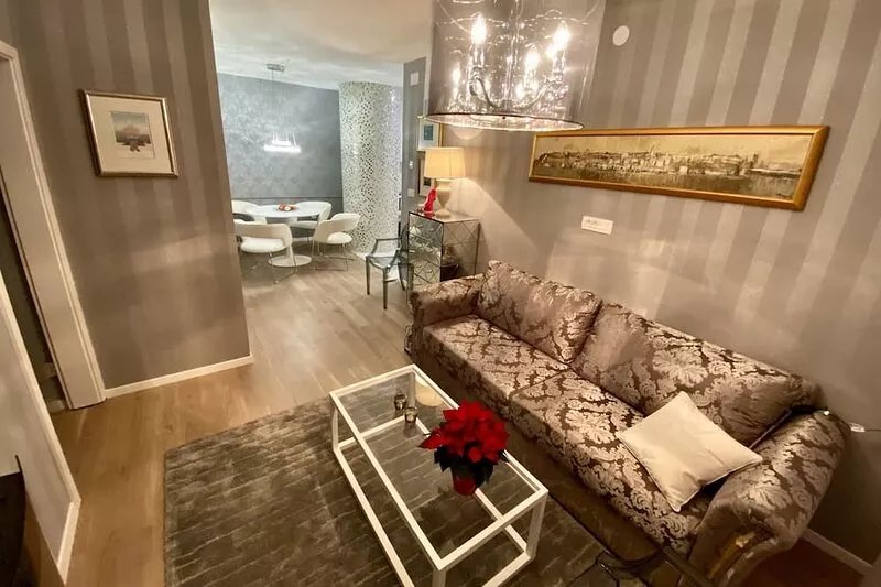 Top Location, Stylish Apartment, City Center, Nearby Parking, Bus/train Station