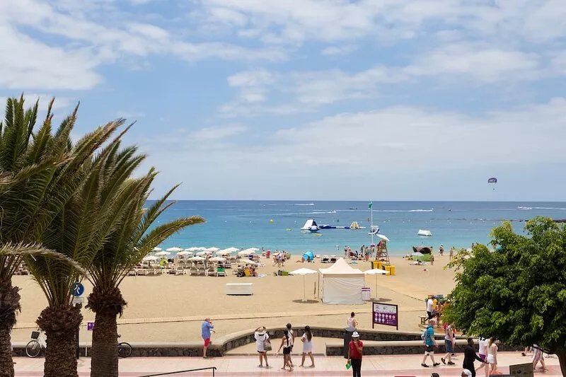 Front line beach apartment with wifi and air conditioning