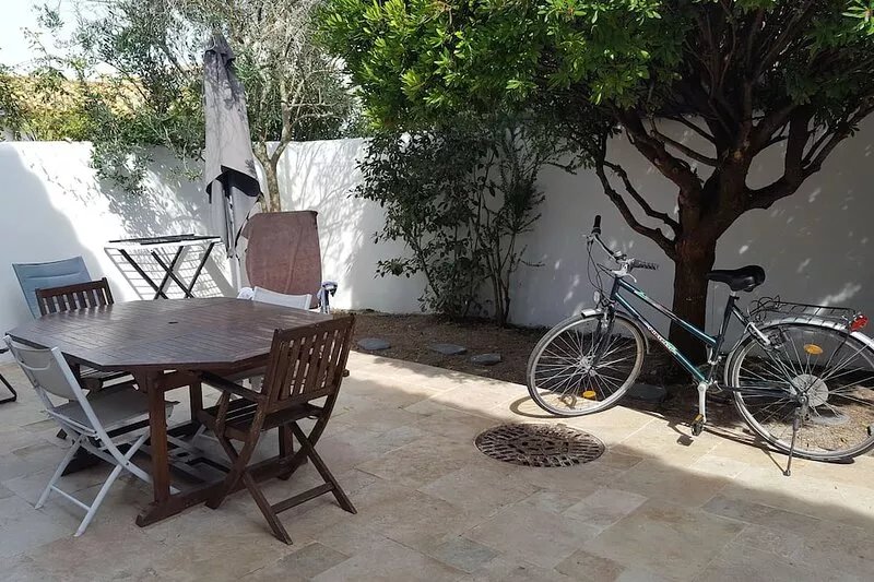 RARE SAINT MARTIN DE RE HOUSE 6 PERS PARKING GARDEN 200M FROM PORT AND SHOPS.