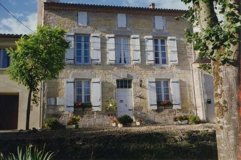 Elegant 18thC ‘Maison de Maitre’ overlooking River Lot and Clairac Abbey