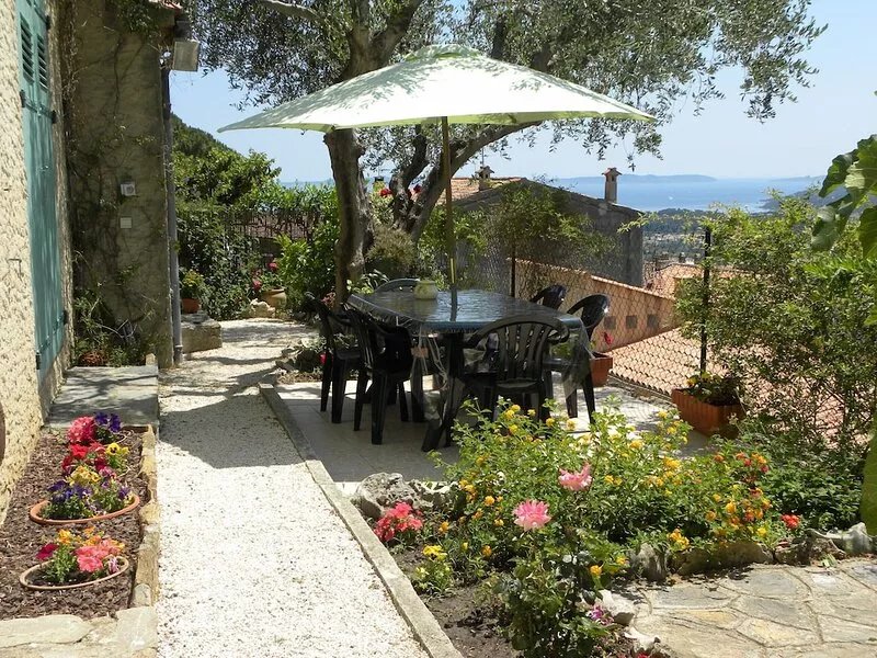 Ground floor apartment in the picturesque village of Bormes les mimosas