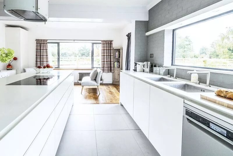 Bell Lodge 'AA Five Star' home close to West/ East Wittering beaches sleeps 14
