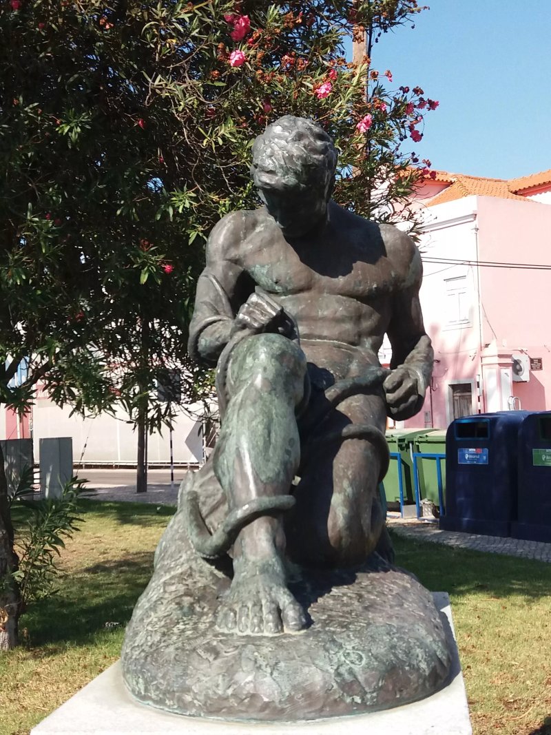 Estatua Homenagem Ao 25 De Abril