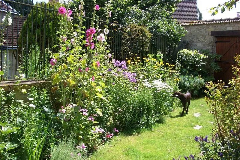 Charming romantic house ,  in a  Champagne winegrowers'  village, close to Reims
