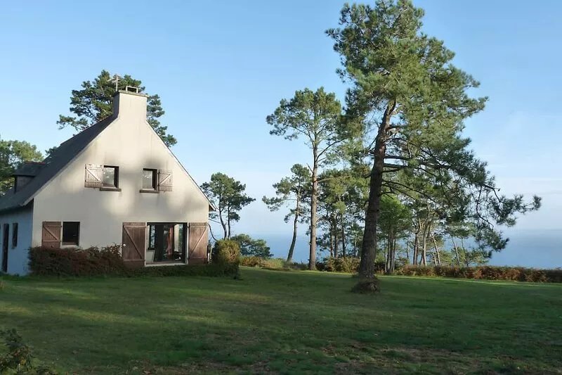 Villa at Cap de la Chèvre overlooking the ocean, exceptional sea view.