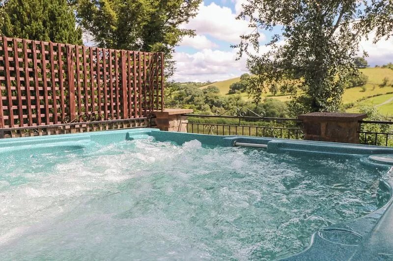 HILLSIDE LODGE, pet friendly, character holiday cottage in Newtown