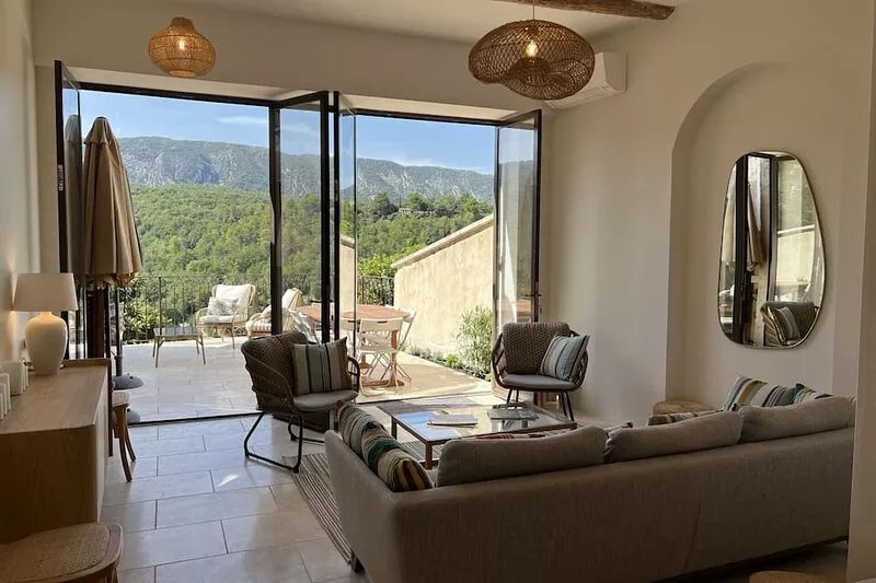 Maison Rénovée au Coeur de Ménerbes. Vue Unique !