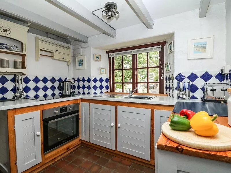 UPHILL COTTAGE, pet friendly, country holiday cottage in Penrose