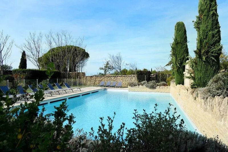 House overlooking the Luberon, in a private residence with shared pool