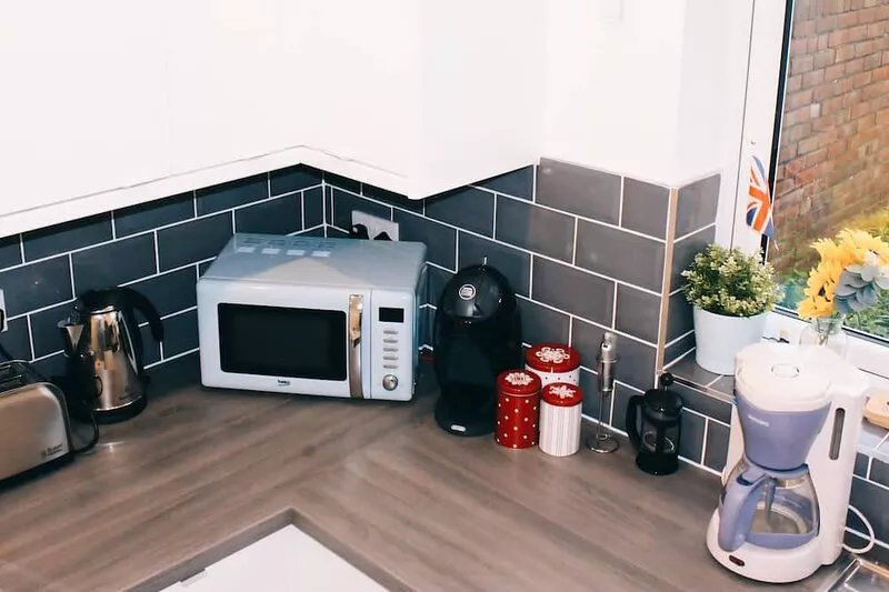 Modern 3 Bedroom House with Garden and free Onsite Parking for 2 Cars