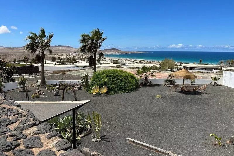 Apartment Stunning Beach and Coastal Views - Private Garden, Beach 5 Mins Walk