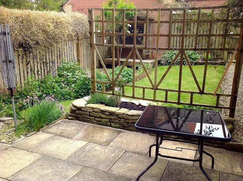 Modern 3 bed semi, 1 mile from beach. FOUR NIGHTS MIN STAY. Suit family of 4/5.