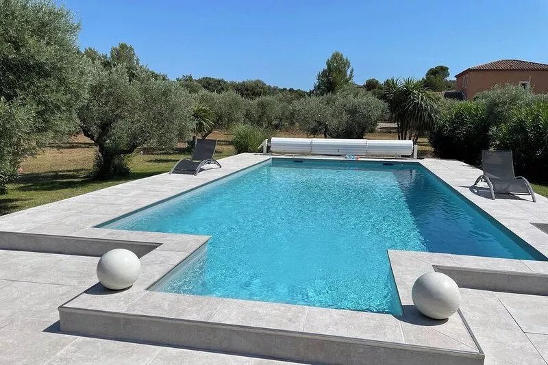 In a haven of peace villa with swimming pool, soccer field, pétanque.