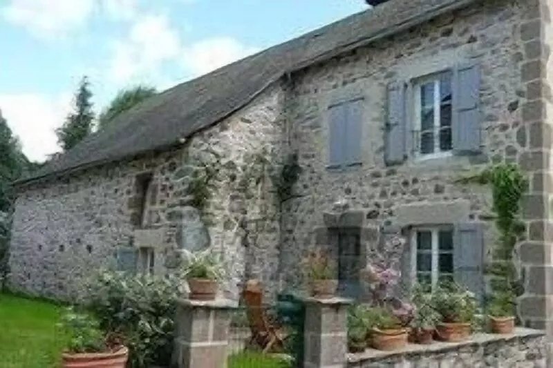 House 1850 renovated in 2003 located in the village centre
