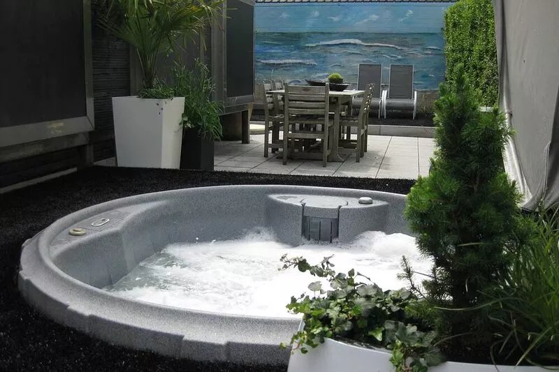 Design vacation studio, close to the sea with private garden, parking and