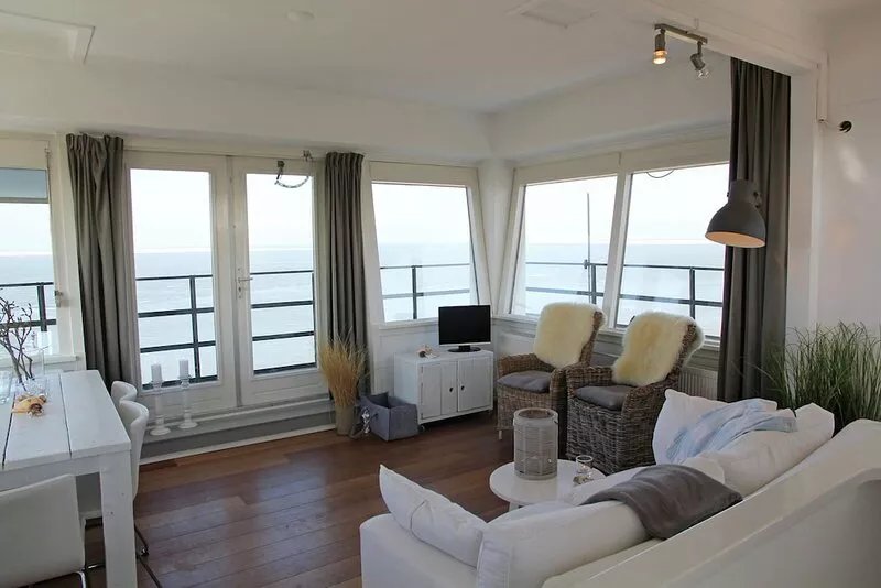 Vintage Holiday Home in Huisduinen near Seabeach