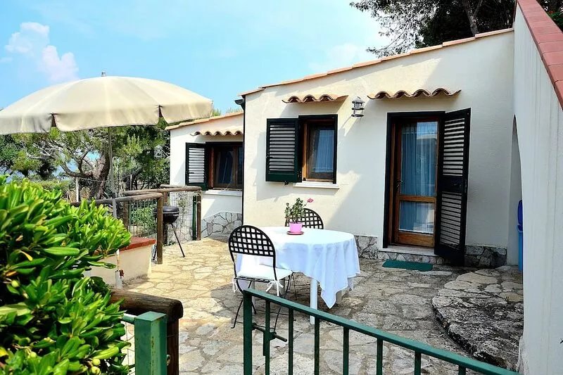 beautiful cottage with amazing  view on the sea with private access to the