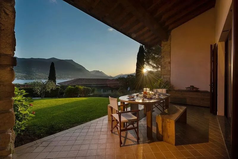Villa with Jacuzzi in the garden 100 meters from the lake ideal for families
