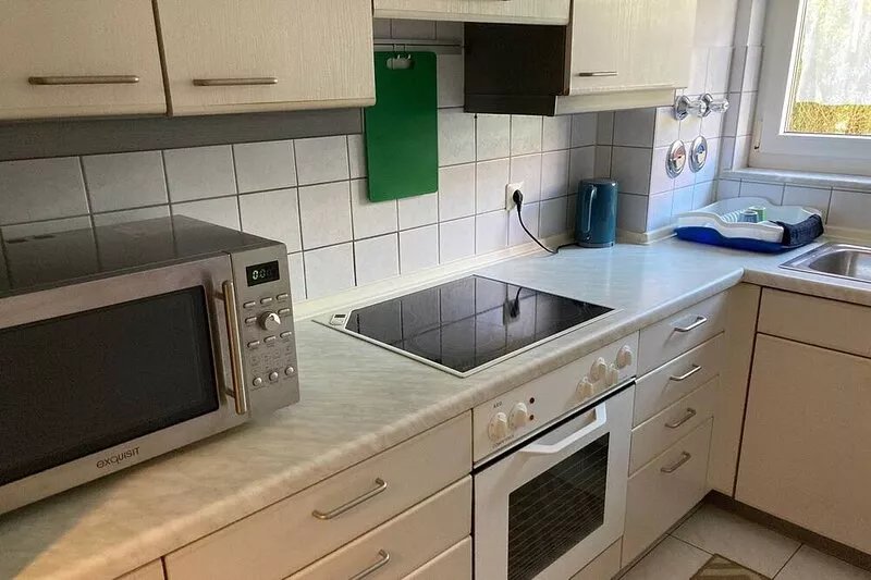 On the A8 & yet close to the city! Apartment for max. 5 guests with good