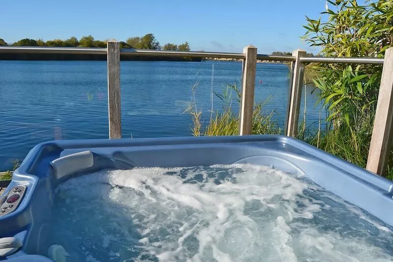 The Moorings - A stunning lakeside retreat in the Cotswold Water Park with hot