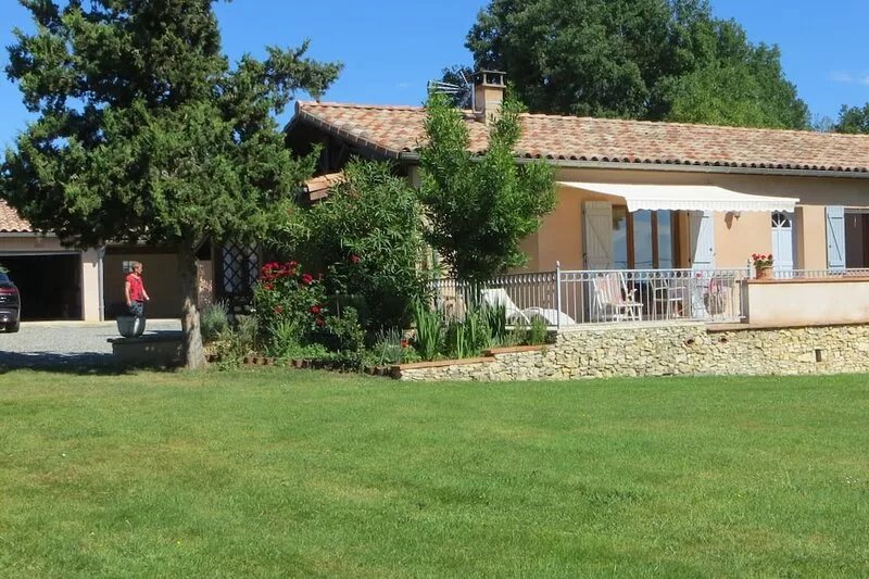 Detached house with a large garden and fenced