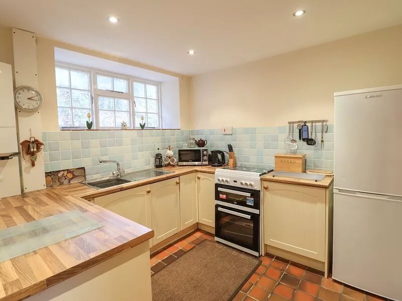 FARCHYNYS COURT COTTAGE, pet friendly, with a garden in Barmouth