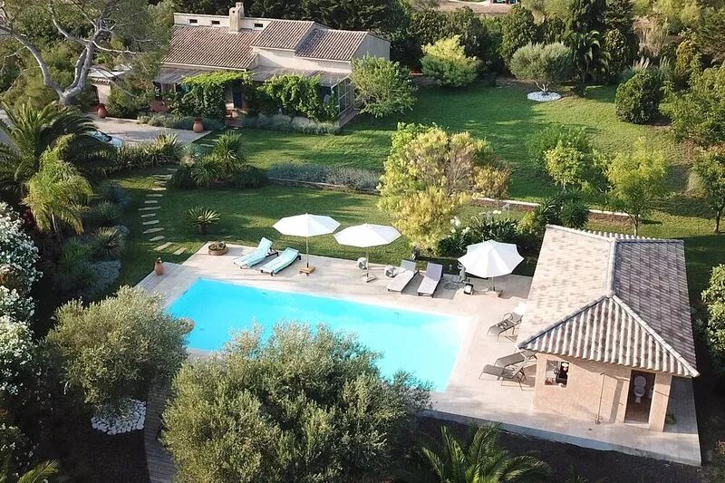 Villa with large pool, in landscaped garden, at walking distance from the beach