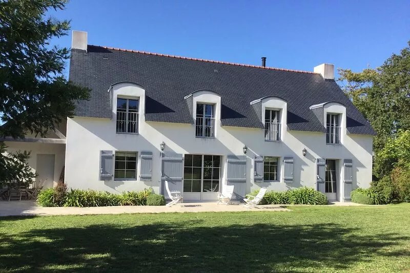 House (5 BEDROOMS) (4 bathrooms) near the beaches of Port Manech and Rospico