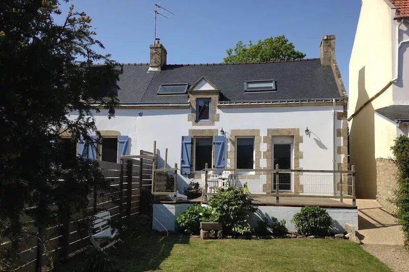 House with enclosed garden in the village of La Trinite Sur Mer - 5 persons