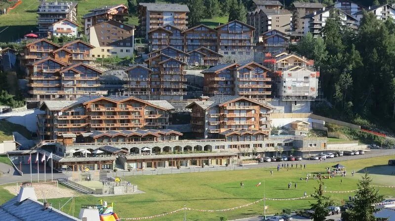 Large sunny appartment, stunning views, swimming pool, large kitchen, 412km of