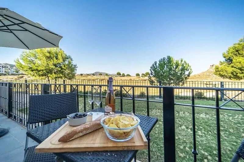 Front line Golf Course. 2 bedroom/bathroom apartment, private Jacuzzi area,
